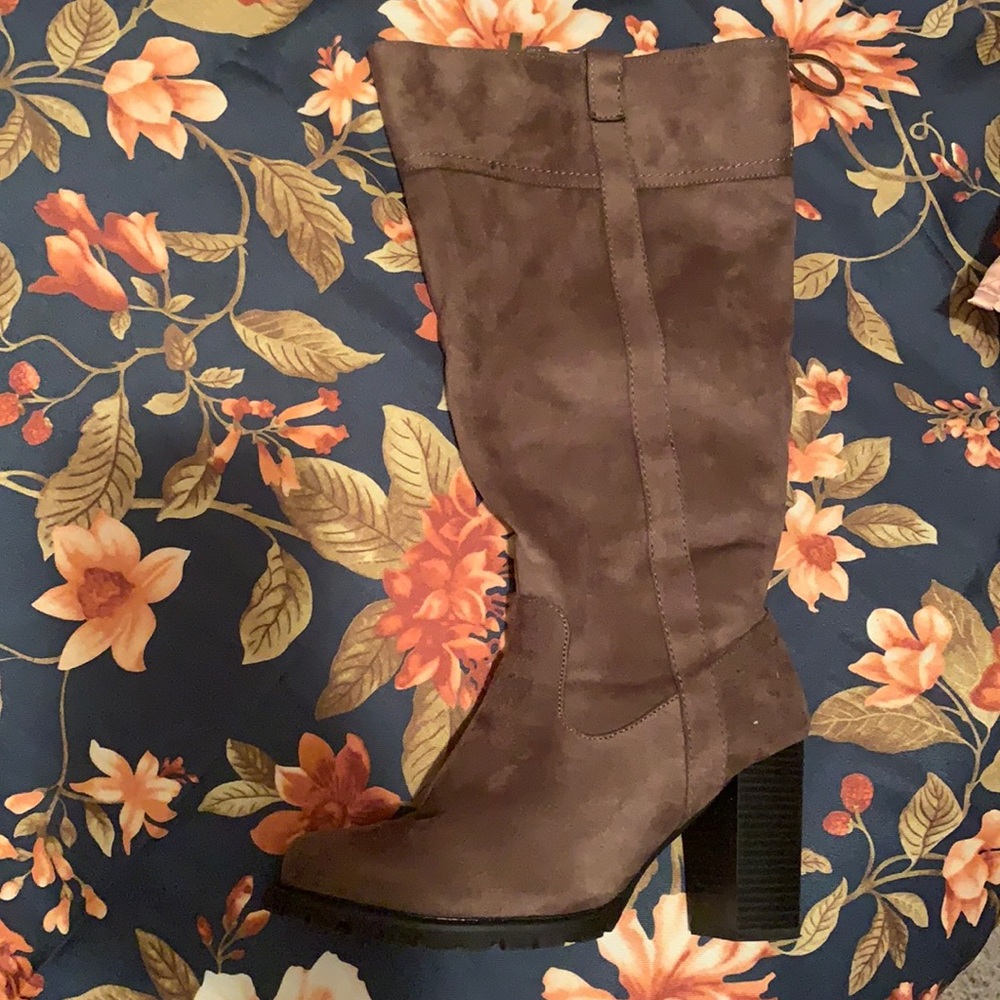 Wide boot! Super comfortable and I only wore for a couple of hours. Size 9.5 New
